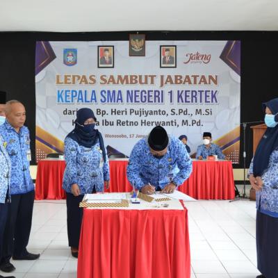 Penandatanganan Serah Jabatan Kepala Sekolah