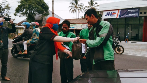 SMAN 1 Kertek Bantu Sembako Warga Terdampak Wabah Corona